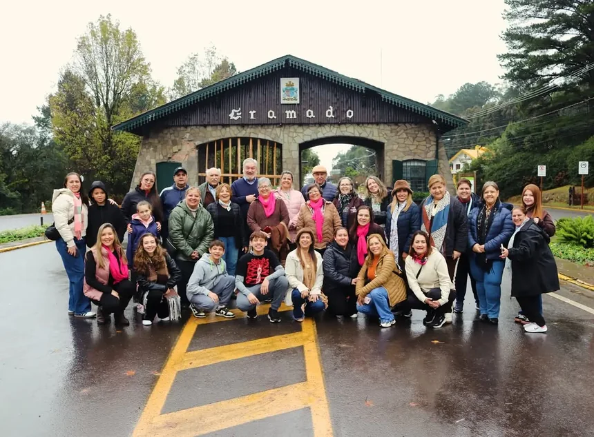 Un grupo de ZAID de unas treinta personas frente al pórtico de Gramado