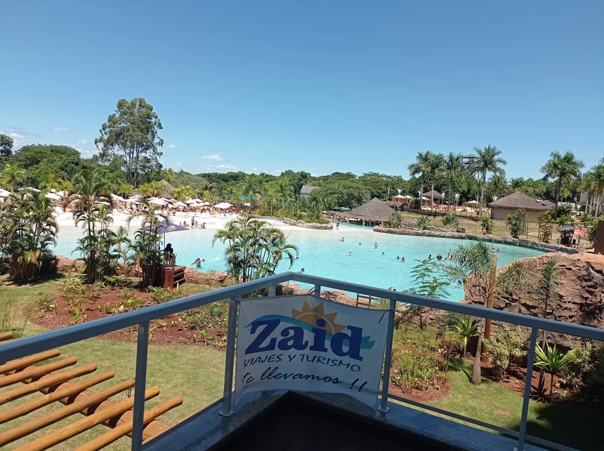 Vista de la playa de Itaipulandia con una bandera de ZAID en la baranda